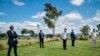 La famille et les amis observent une distanciation sociale pendant des funérailles au Nasrec Memorial Park à l'extérieur de Johannesburg, le 16 avril 2020.