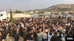 Iranian Kurdish members of the Qadiriyya sect of Sufi Islam gather at the Bashmakh border crossing between Iran and Iraq on July 9, 2020, as hundreds of them dash into Iraqi territory to attend the funeral of their spiritual leader. (VOA Kurdish)