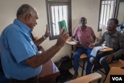 Former pirate hostage Sarath Surasena speaks to a class of coast guard recruits from Somalia's Galmdug state, in the Somali port city Bossaso, on March 24, 2018. (J. Patinkin/VOA)