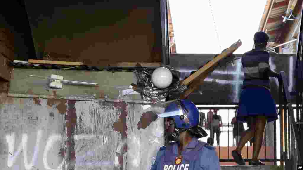 Un policier se tient devant une auberge où des manifestants anti-immigrants ont été dispersés, à Actonville, à l&#39;est de Johannesburg, Afrique du Sud, jeudi 16 avril 2015.