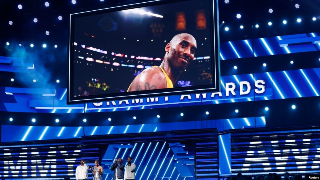 Perhelatan Grammy Awards ke-62, di Los Angeles, California, 26 Januari 2020 dengan pembawa acara Alicia Keys bersama pengisi acara Boyz II Men di atas panggung, di bawah layar yang menampilkan gambar pebasket legendaris NBA, Kobe Bryant. REUTERS/Mario Anzuoni