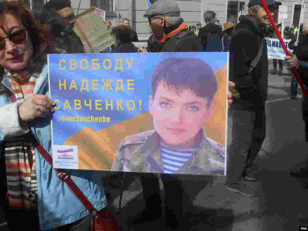 Взятую в заложники летчицу Надежду Савченко в Санкт-Петербурге поддерживали на русском&hellip;