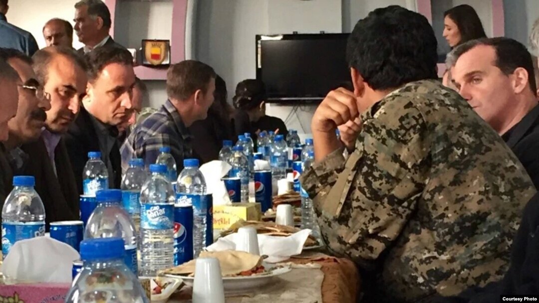 Bret Makgurk Suriyada mahalliy kurdlar vakillari bilan uchrashmoqda, 1-fevral, 2016-yil