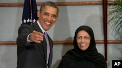 Predsednik Obama sa dobitnicom nagrade Stejt Departmenta hrabrim ženama sveta, Mahom al-Munif, u Rijadu 28. marta 2014.