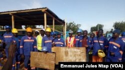 Les ouvriers grévistes de l’un des chantiers de la Can à Garoua, Cameroun, 6 juillet 2018. (VOA/Emmanuel Jules Ntap)