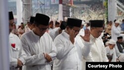 Capres dan Cawapres nomor urut dua, Prabowo Subianto dan Sandiaga Uno ketika shalat subuh berjamaah bersama para pendukungnya di Stadium GBK, Senayan, Jakarta, Minggu pagi (7/4) (Prabowo-Sandi Media Center).