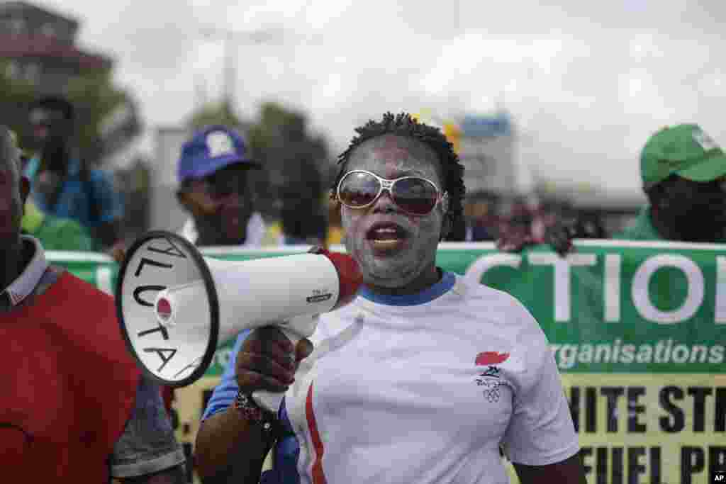 Kungiyar kwadago ta TUC da &#39;ya&#39;yan kungiyoyin al&#39;umma a Lagos suna zanga-zanga a daidai lokacin da suke wuce wani gidan mai dake dauke da sabon farashin man, a Lagos, Najeriya, Laraba 18 Mayu, 2016.