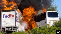 Un camión de FedEX y un autobús arden en llamas luego de chocar en una autopista en el norte de California.