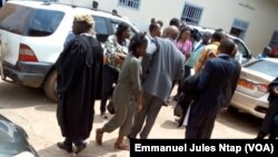 Les avocats et l’assistance dans la cour du tribunal militaire lors de l'audience criminelle spéciale de deux leaders de la contestation anglophone, à Yaoundé, Cameroun, 7 juin 2017.