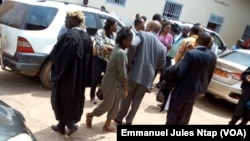 Les avocats et l’assistance dans la cour du tribunal militaire lors de l'audience criminelle spéciale de deux leaders de la contestation anglophone, à Yaoundé, Cameroun, 7 juin 2017.