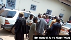 Les avocats et l’assistance dans la cour du tribunal militaire lors de l'audience criminelle spéciale de deux leaders de la contestation anglophone, à Yaoundé, Cameroun, 7 juin 2017. (VOA / Emmanuel Jules Ntap)