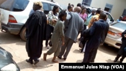 Les avocats et l’assistance dans la cour du tribunal militaire lors de l'audience criminelle spéciale de deux leaders de la contestation anglophone, à Yaoundé, Cameroun, 7 juin 2017.