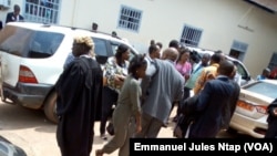 Les avocats et l’assistance dans la cour du tribunal militaire lors de l'audience de leaders de la contestation anglophone, à Yaoundé, Cameroun, 7 juin 2017.