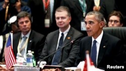 Tổng thống Hoa Kỳ Barack Obama (phải) phát biểu trong cuộc họp Mỹ-ASEAN tại Hội nghị cấp cao ASEAN ở Kuala Lumpur, Malaysia, ngày 21 tháng 11 năm 2015.