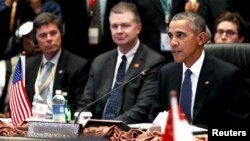Presiden AS Barack Obama menyampaikan pernyataan dalam pertemuan AS-ASEAN dalam KTT ASEAN di Kuala Lumpur, Malaysia (21/11). (Reuters/Jonathan Ernst)