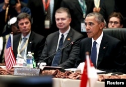 2015年11月21日美国总统奥巴马（右）在马来西亚首都吉隆坡举行的东盟峰会上发表讲话。