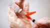 Seorang petugas kesehatan menyiapkan jarum suntik untuk vaksin COVID-19 Moderna di Manhattan di New York City, New York, AS, 29 Januari 2021. (Foto: REUTERS/Mike Segar)