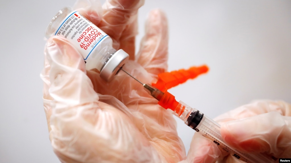 一名医疗人员在纽约的一个接种疫苗的地方准备给人注射莫德纳公司生产的疫苗。(2021年1月29日)(photo:VOA)