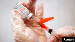 美國紐約一名衛生工作者正準備為民眾注射莫德納新冠疫苗（路透社2021年1月29日）