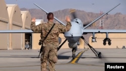 Anggota AU AS memandu pesawat nirawak milik AU AS, MQ-9 Reaper, saat meluncur menuju landas pacu di Pangkalan Udara Kandahar, Afghanistan, 9 maret 2016 (foto: REUTERS/Josh Smith/Foto Arsip)