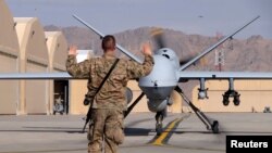 Petugas pandu memandu drone atau pesawat tanpa awak MQ-9 Reaper milik Angkatan Udara AS di Lapangan Udara Kandahar, Afghanistan, 9 Maret 2016.