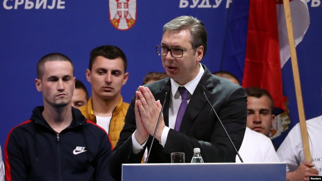 Presiden Serbia Aleksandar Vucic berbicara di depan pendukungnya di Beograd, Jumat (19/4). 