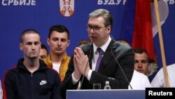 Presiden Serbia Aleksandar Vucic berbicara di depan pendukungnya di Beograd, Jumat (19/4). 