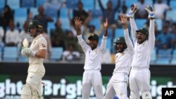 آسٹریلیا کے خلاف پہلے ٹیسٹ میں پاکستانی کھلاڑی ٹم پین کے خلاف اپیل کر رہے ہیں۔ فائل فوٹو