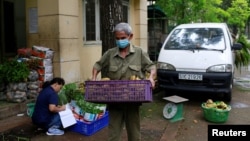 Các chợ truyền thống bị đóng cửa, những điểm cung cấp thực phẩm nhỏ lẻ đều bị đóng cửa khiến dân Sài Gòn rất vất vả để có thức ăn hàng ngày.