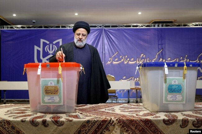 İran Cumhurbaşkanı İbrahim Reisi Tahran'da oy kullanırken.