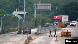 Dua tentara Korea Utara melakukan patroli di komplek industri Kaesong dekat perbatasan Korea Selatan (foto: dok). Korut membebaskan 2 warga Korsel yang masuk secara ilegal ke wilayahnya bulan lalu.