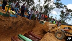 Warga melakukan penguburan massal korban Covid-19 di Manaus, ibu kota negara bagian Amazonas, Brazil.