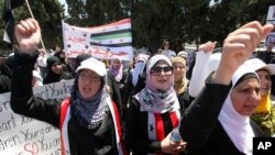 Xwenîşanderên Sûrî li ber avahîya NY ya li Ammanê xwepêşandanê dikin û dixwazin ku Beşar Esed serokatîyê berde.