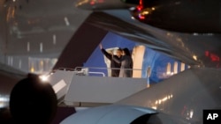 Tổng thống Mỹ Barack Obama và đệ nhất phu nhân Michelle Obama trên Air Force One trước khi khởi hành đến Ấn Độ, 24/1/2015.