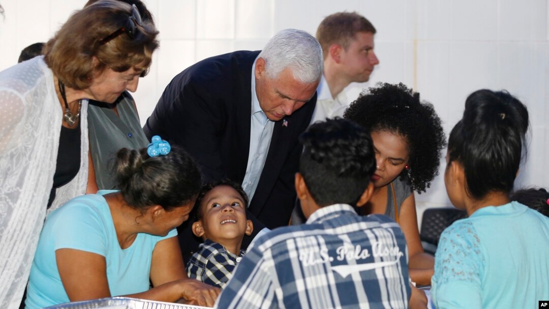 Wakil Presiden Mike Pence bertemu dengan pengungsi Venezuela di Kapel Calvary di Cartagena, Kartagena, 14 Agustus, 2017. 
