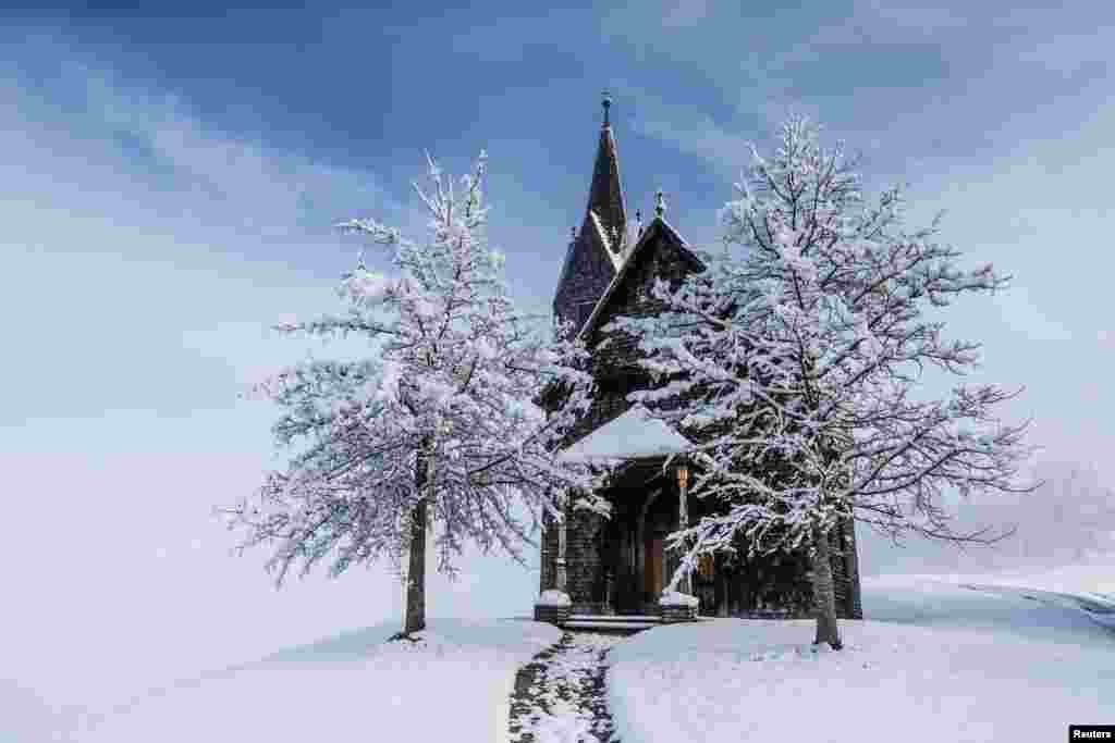 오스트리아 서부 툴페스의 교회가 첫 눈에 덮여있다.