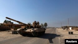 Un char de forces irakiennes est apprçu dans la ville d'al-Alam, Irak, le 10 mars 2015.