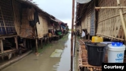 မိုးကြီးရေလျှံနေတဲ့ ရခိုင်စစ်ဘေးရှောင်စခန်းတခု (ဓာတ်ပုံ - Rakhine Ethnics Congress)