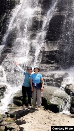 Bà Hana Bùi (phải) và một người con gái trong một chuyến đi hiking (Ảnh gia đình)