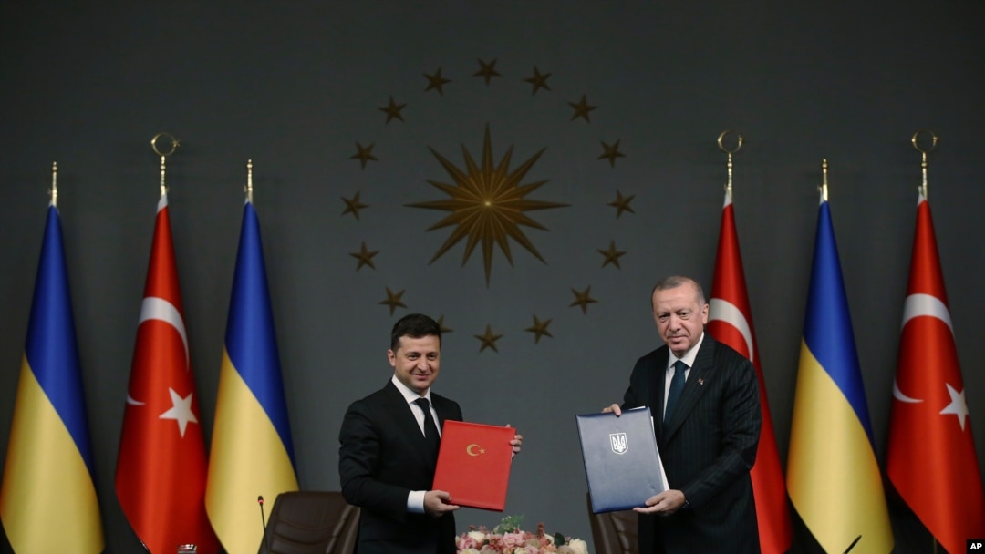 Presiden Turki Recep Tayyip Erdogan, kanan, dan Presiden Ukraina Volodymyr Zelenskiy berpose untuk foto setelah mereka menandatangani perjanjian, di Istanbul, 16 Oktober 2020. (Foto: AP)