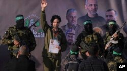 2023-cü il oktyabrın 7-dən Qəzzada HƏMAS tərəfindən girovluqda olan israilli Ofer Kalderon, 1 fevral 2025-ci il tarixində Qəzza zolağının cənubundakı Xan Yunisdə Həmas döyüşçüləri tərəfindən Qırmızı Xaça təhvil verilməzdən əvvəl.