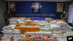 แฟ้ม - ตำรวจไทยยืนด้านหลังยาบ้า ยาไอซ์ และเฮโรอีน ที่บุกจับมาได้ ในงานแถลงข่าวที่กรุงเทพ เมื่อ 28 ก.ย. 2023 (AP Photo/Sakchai Lalit)