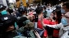 Manifestantes antigubernamentales se pelean con la policía antidisturbios durante una protesta a la hora del almuerzo mientras se lleva a cabo una segunda lectura de una controvertida ley de himnos nacionales en Hong Kong. 