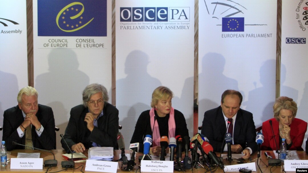 Members of the Parliamentary Assembly of the Organisation for Security and Cooperation in Europe (OSCE), led by Walburga Habsburg Douglas, center, attend news conference, Kiev, Oct. 29, 2012.