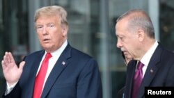 Le président américain Donald Trump s'entretient avec le président turc Recep Tayyip Erdogan au siège de l'OTAN à Bruxelles, Belgique, 11 juillet 2018