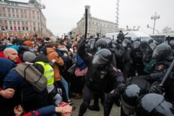 Policías se enfrentan a participantes en una manifestación en apoyo del líder opositor ruso encarcelado Alexei Navalny en Moscú, Rusia, el 23 de enero de 2021.