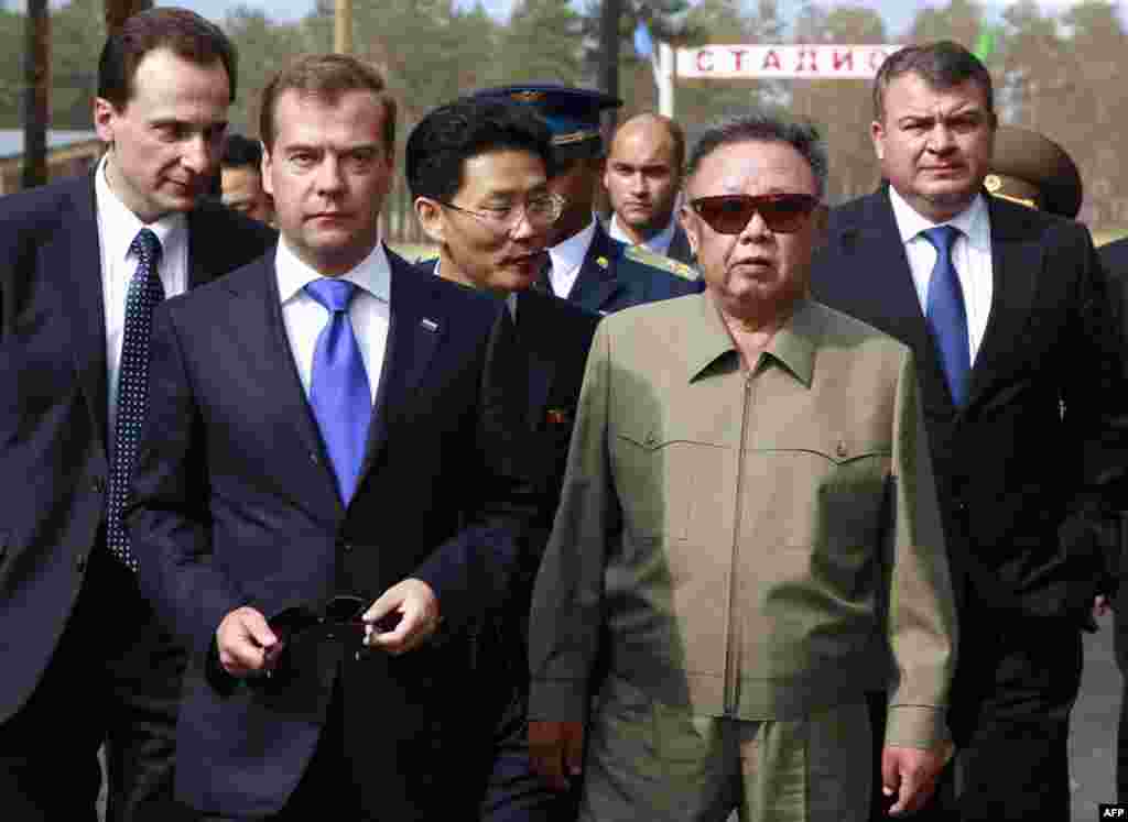 24 tháng 8: Lãnh tụ Bắc Triều Tiên Kim Jong Il và Tổng thống Nga Dmitry Medvedev trước khi họp tại một căn cứ quân sự gần Ulan-Ude. (AP Photo/RIA Novosti)