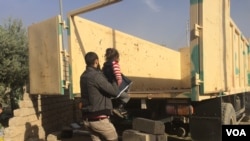 Mosul မြို့မှာ ဘေးလွတ်ရာရွှေ့ပြောင်းဖို့ ပြင်နေတဲ့ သားအဖနှစ်ဦး