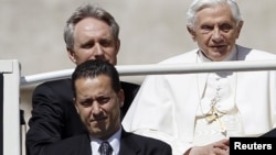 Paolo Gabrijele (donji levi ugao) stiže sa papom Benediktom XVI na trg Svetog Petra u Vatikanu