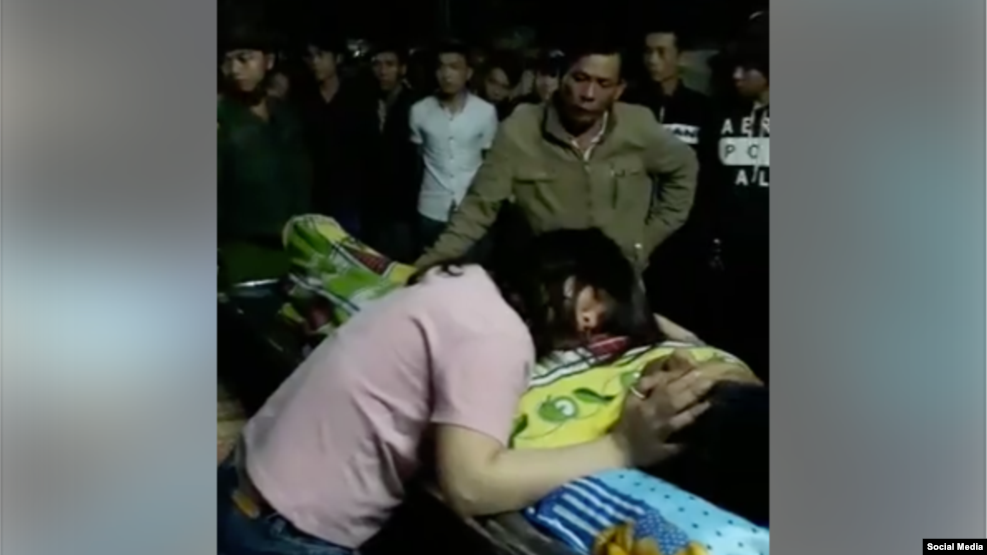 Người thân đau buồn trước cái chết của anh Toàn. (Ảnh cắt từ video trên Facebook Tham Nguyen)
